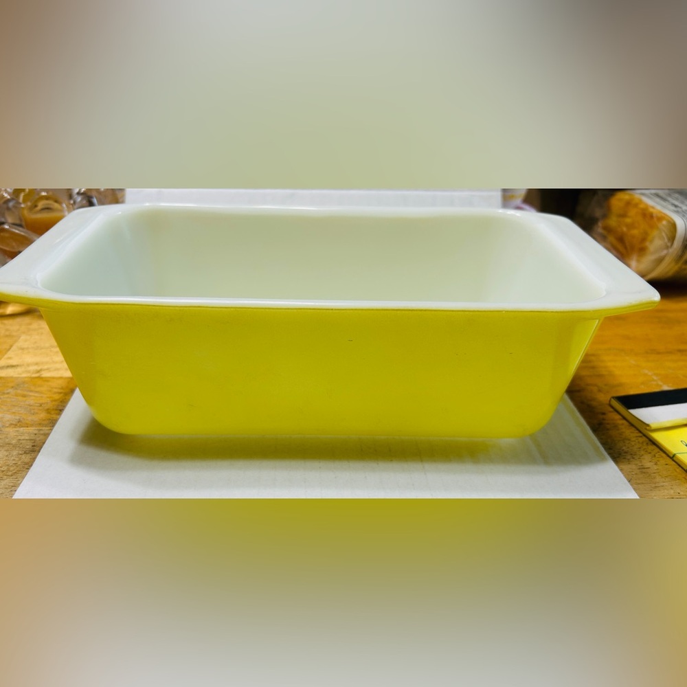 Vintage Pyrex loaf pain. Excellent used condition. #913.